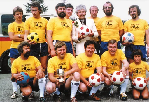 Festlicher Auftritt in den legendären FC-Leibchen.