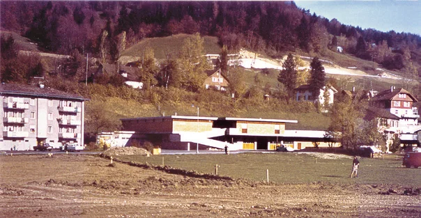 Der Sportplatz in der Gill wird gebaut.