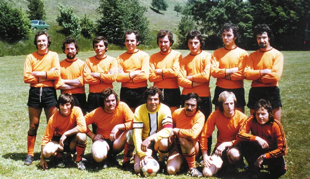 1975: Die erste Mannschaft feiert in Littenheid den ersten Gruppensieg.
