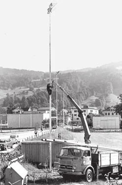 Die Masten werden gestellt. Dieter Peter in luftiger Höhe.