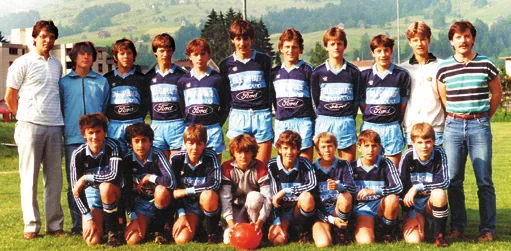 Die C-Junioren mit ihren Trainern beim Aufstiegsturnier auf der Gill.