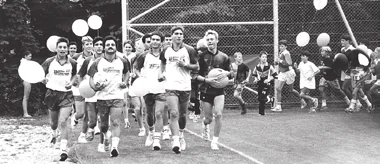 Die Junioren überbringen nach ihrem Lauf entlang der Thur den Matchball.