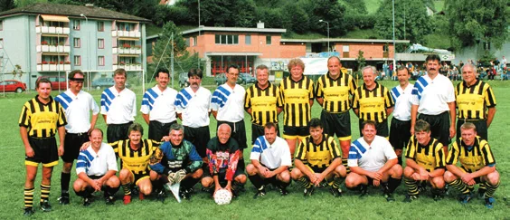 Supporter und Altinternationale vor der Kamera.