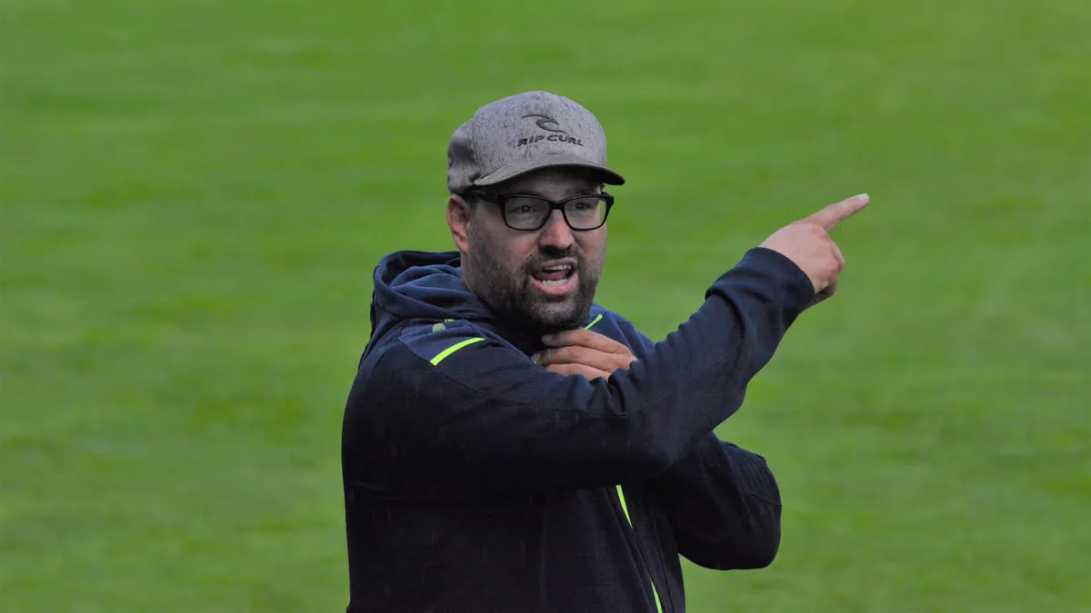 Trainer Jürg Stadelmann an der Seitenlinie.