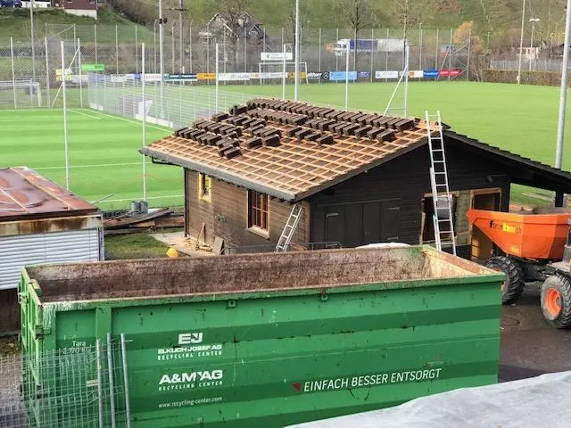 Das alte Clubhäuschen wird abgebaut.