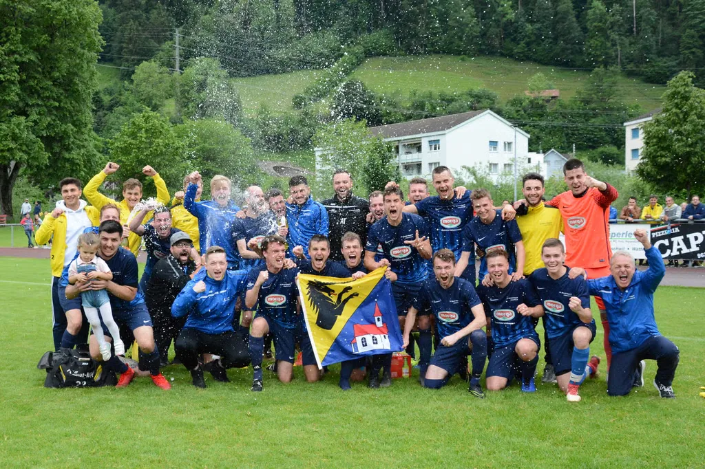 Die 1. Mannschaft feiert den Aufstieg in die 3. Liga, Pfingstmontag 2019.